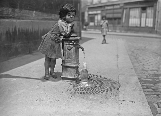 水道で水を汲む少女　Wikimedia Commons