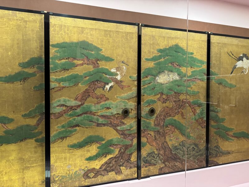 特別展「旧嵯峨御所　大覚寺」　重文「松鶴図」（宸殿柳松の間、安土桃山～江戸時代16～17世紀）