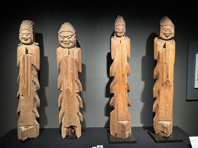 特別展｢魂を込めた円空仏」の護法神立像（左2軀）と金剛神立像（右2軀）（三井記念美術館）