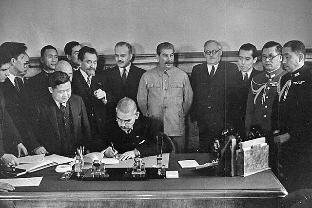 1941年4月13日、日ソ中立条約を署名する松岡洋石外相、その左隣りが宮川舩夫 Wikimedia Commons