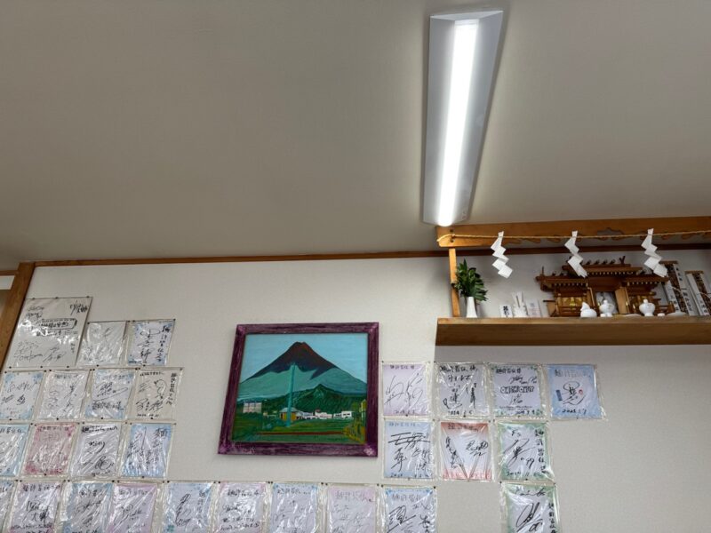 富士吉田市の有名うどん店「麺許皆伝」サインがいっぱい keiryusai.net