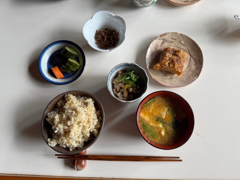 S氏お手製の朝食、玄米ご飯とお味噌汁、納豆、卵、佃煮、お漬物 （高価な焼き物）keiryusai.net