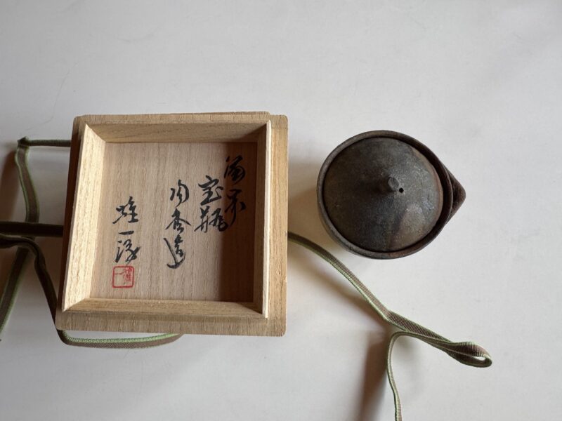 人間国宝山本陶秀作「宝瓶」（右）と子息雄一郎氏による「箱書き」 keiryusai.net