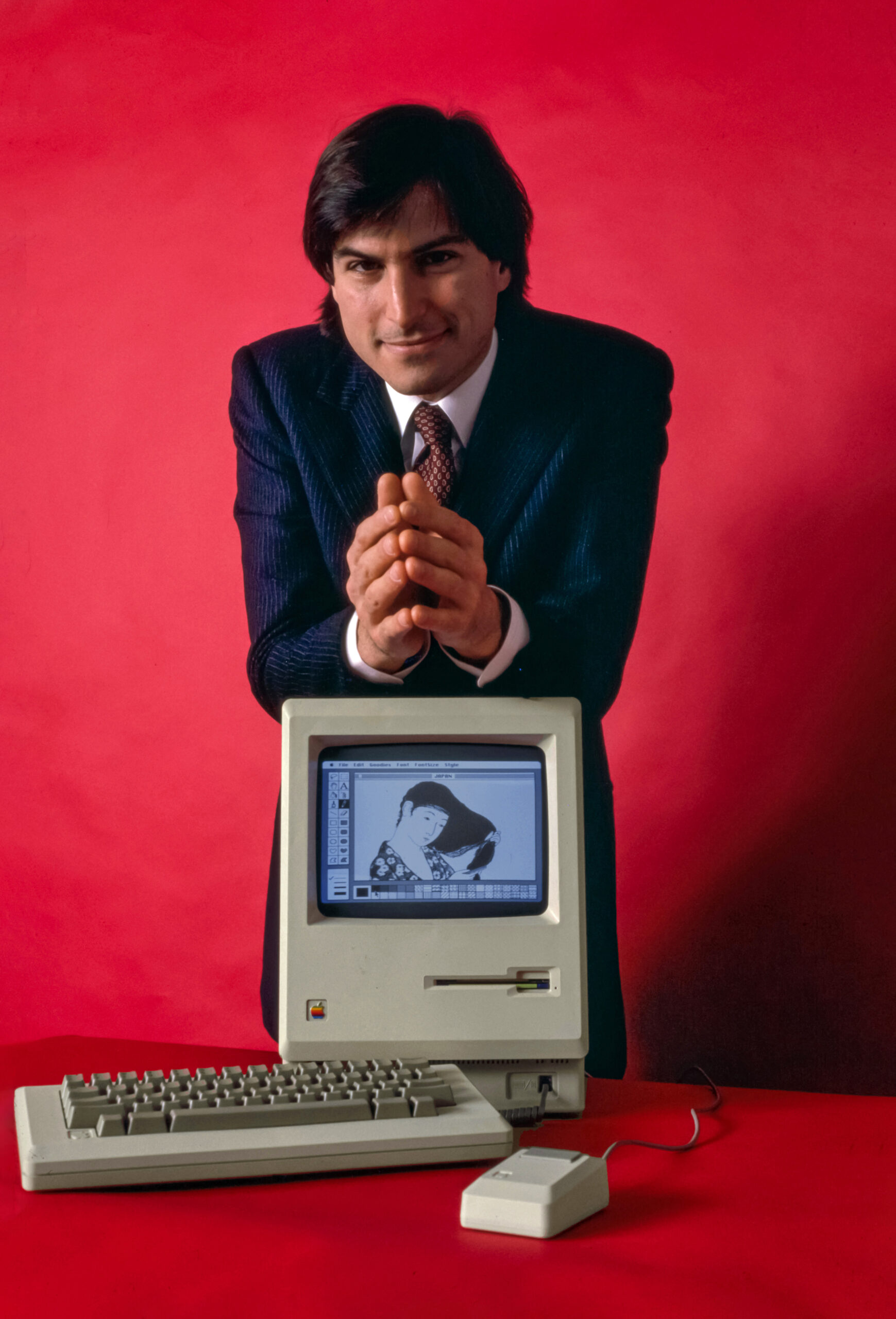 1984年のマッキントッシュとスティーブ・ジョブズ(Wikimedia Commons)