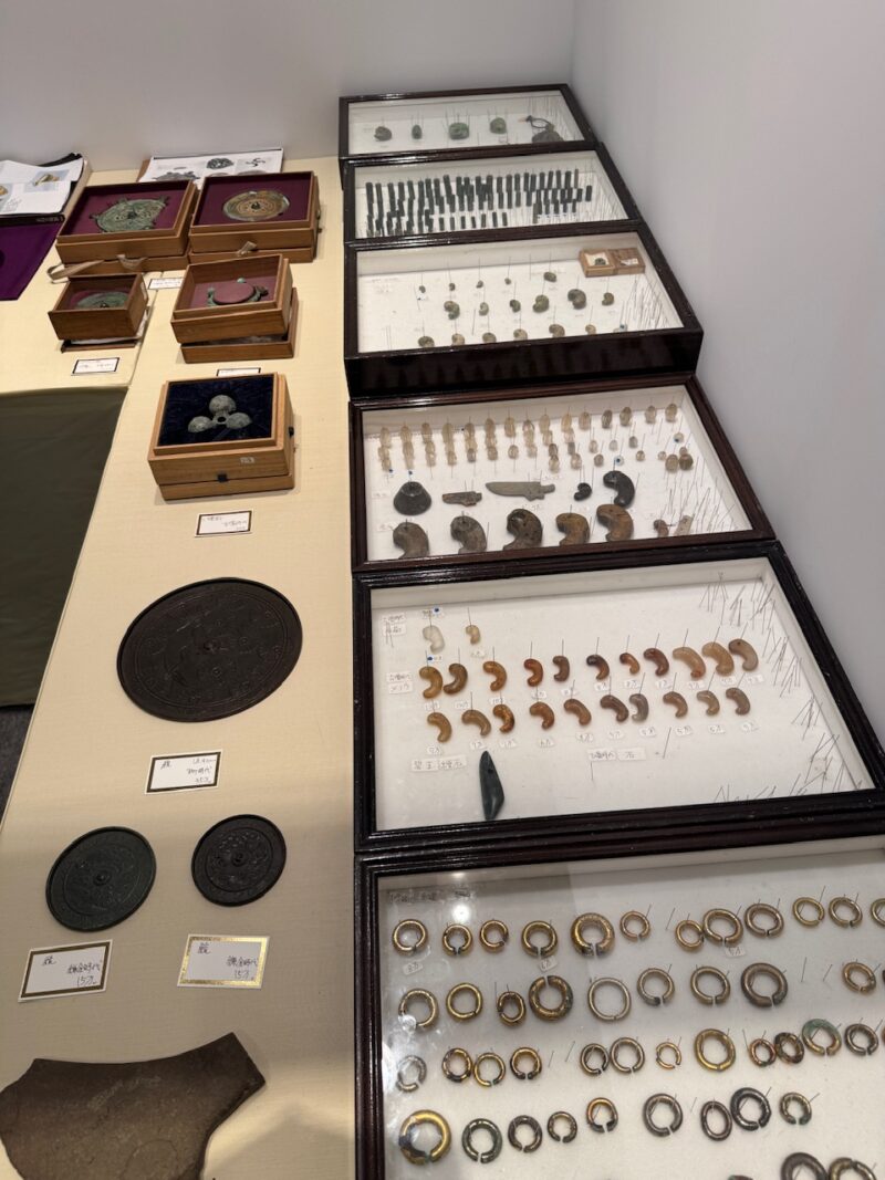 古代の勾玉や鏡まで即売され吃驚(東美アートフェア)