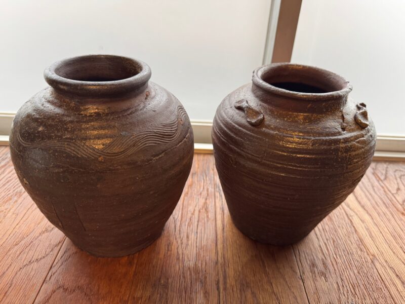 S氏蔵の室町時代の壺（左）と桃山時代の壺