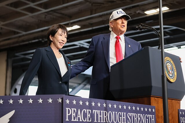 高市首相（左）とトランプ米大統領（2025年、米海軍横須賀基地）（出典 Wikimedia commons）（本文とは関係ありません）