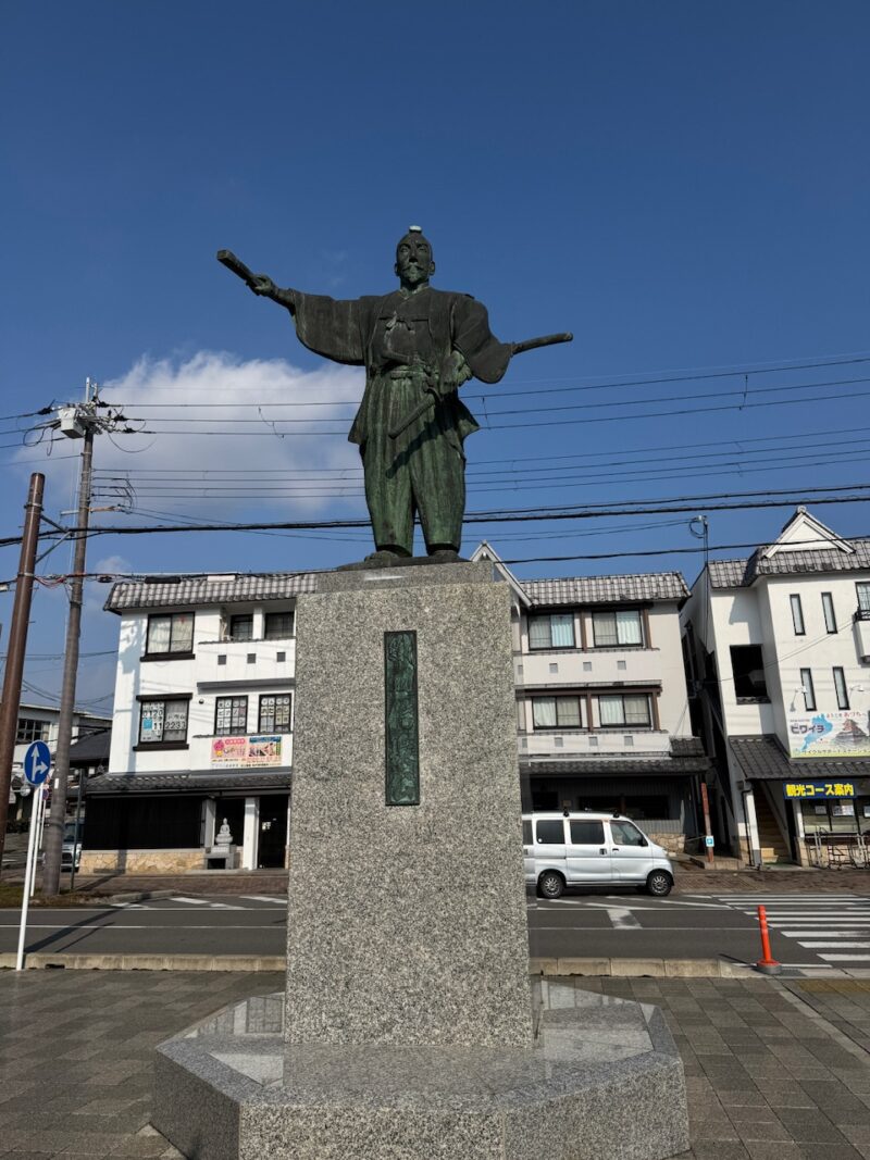 安土駅前の織田信長像 keiryusai.net