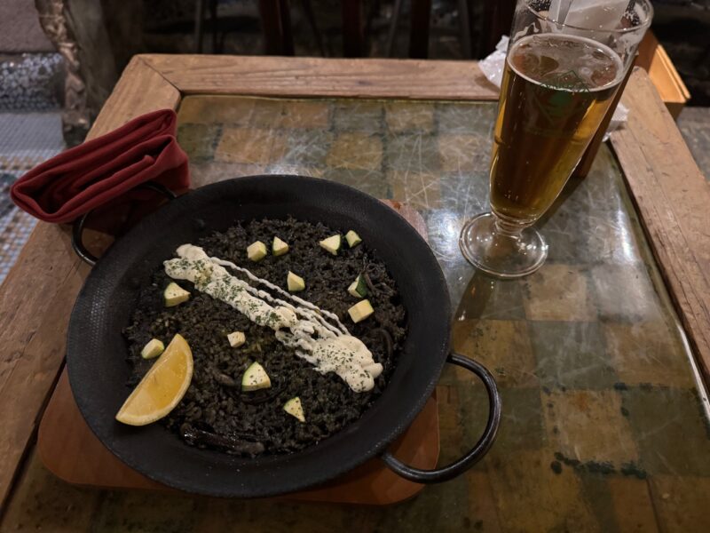 「カフェ・アンデパンダン」イカ墨パエリアとビール 3100円 keiryusai.net