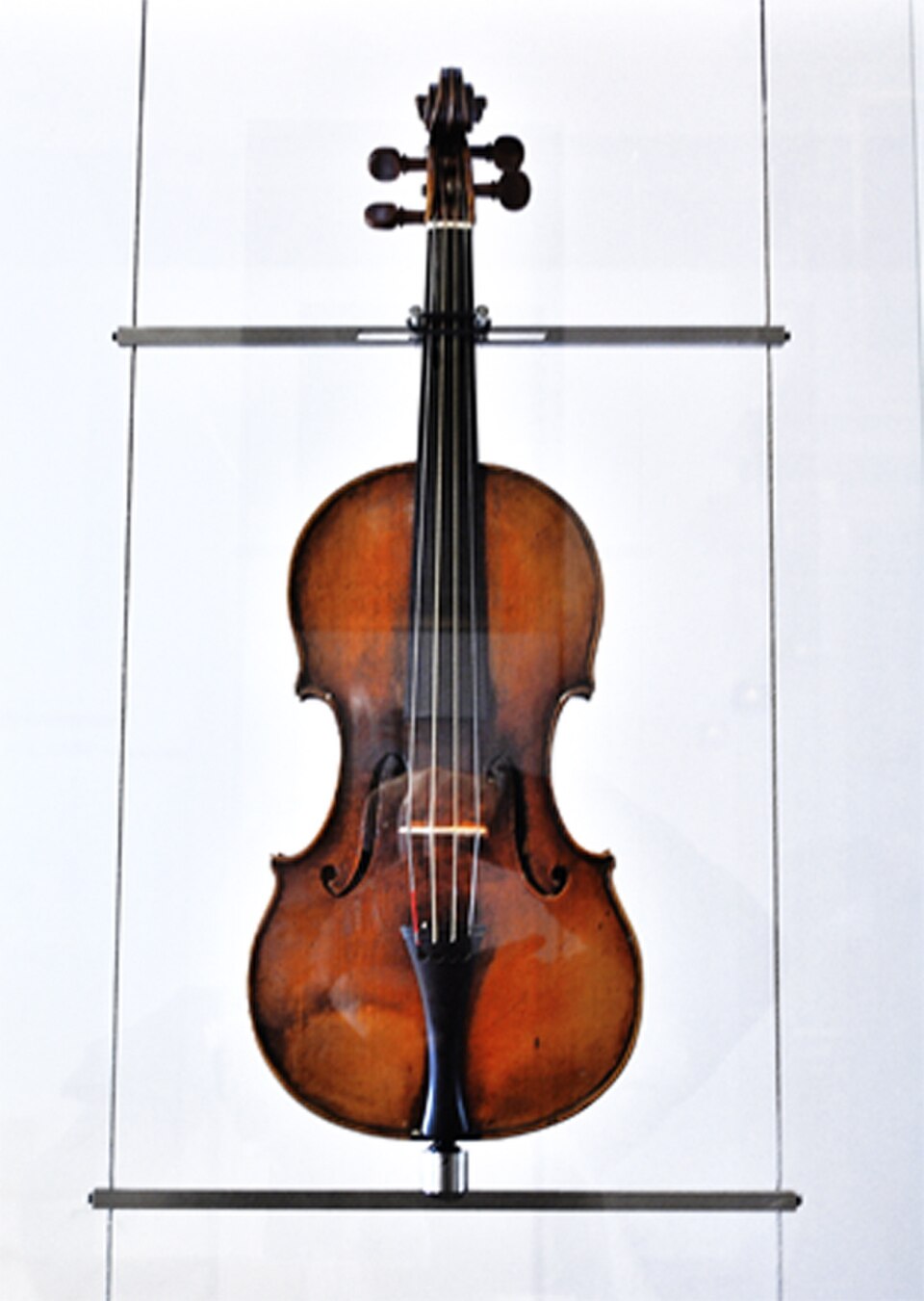 Bartolomeo Giuseppe Guarneri 'del Gesù', violin 'Il Cannone, Paganini', Cremona 1743（出典 Wikimedia commons）