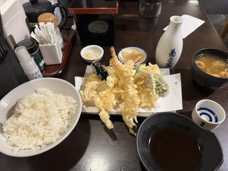 神田神保町「はちまき」天麩羅定食1200円、熱燗一合700円