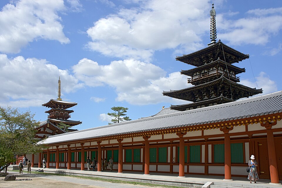 奈良・薬師寺（出典 Wikimedia commons）