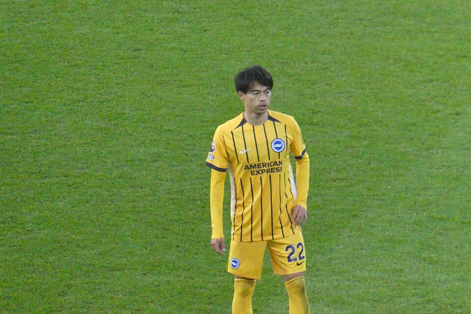 三苫薫　during the match between Fulham and Brighton and Hove Albion.　Jan 2026 （出典 Wikimedia commons）