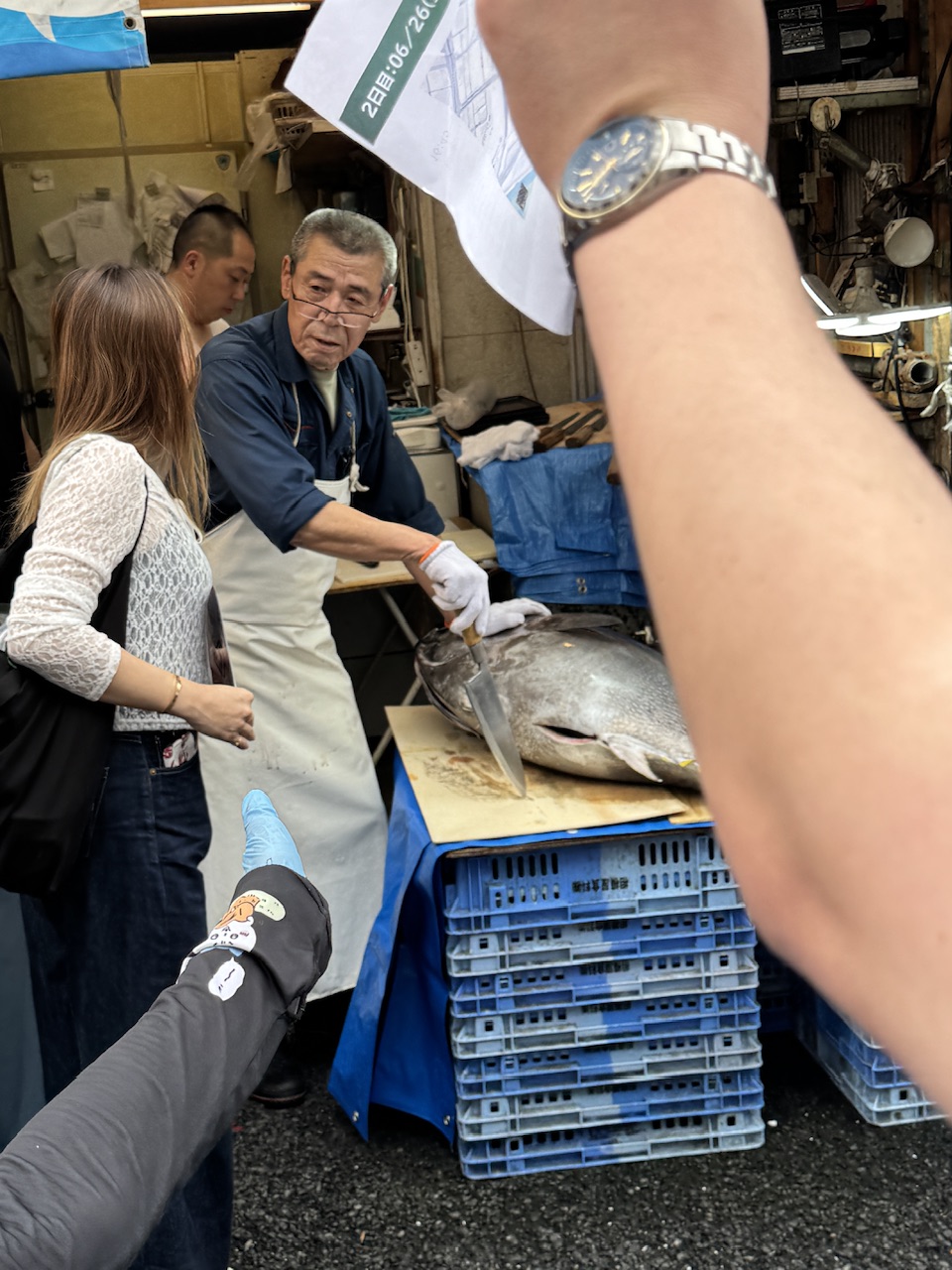 珍しい築地でのマグロ解体ショー keiryusai.net