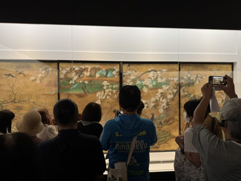 「大英博物館　日本美術コレクション」展（東京都美術館）この混みようです。狩野重信「春景花鳥図襖」keiryusai.net