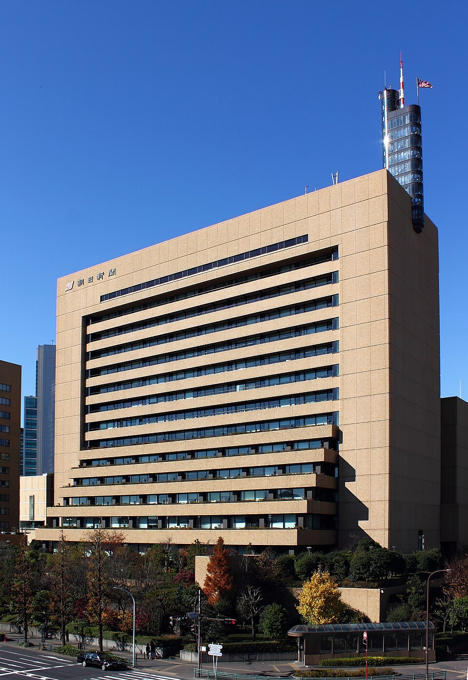 朝日新聞東京本社 （出典 Wikimedia commons）