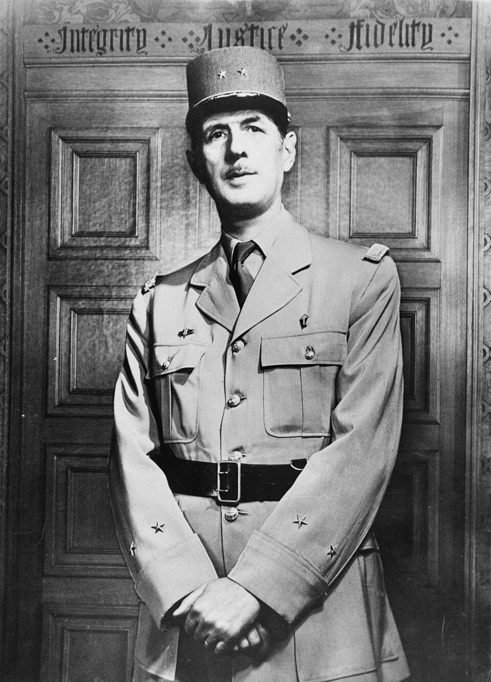 Charles de Gaulle, photographed by Yousuf Karsh in July 1944 in Ottawa（出典 Wikimedia commons）