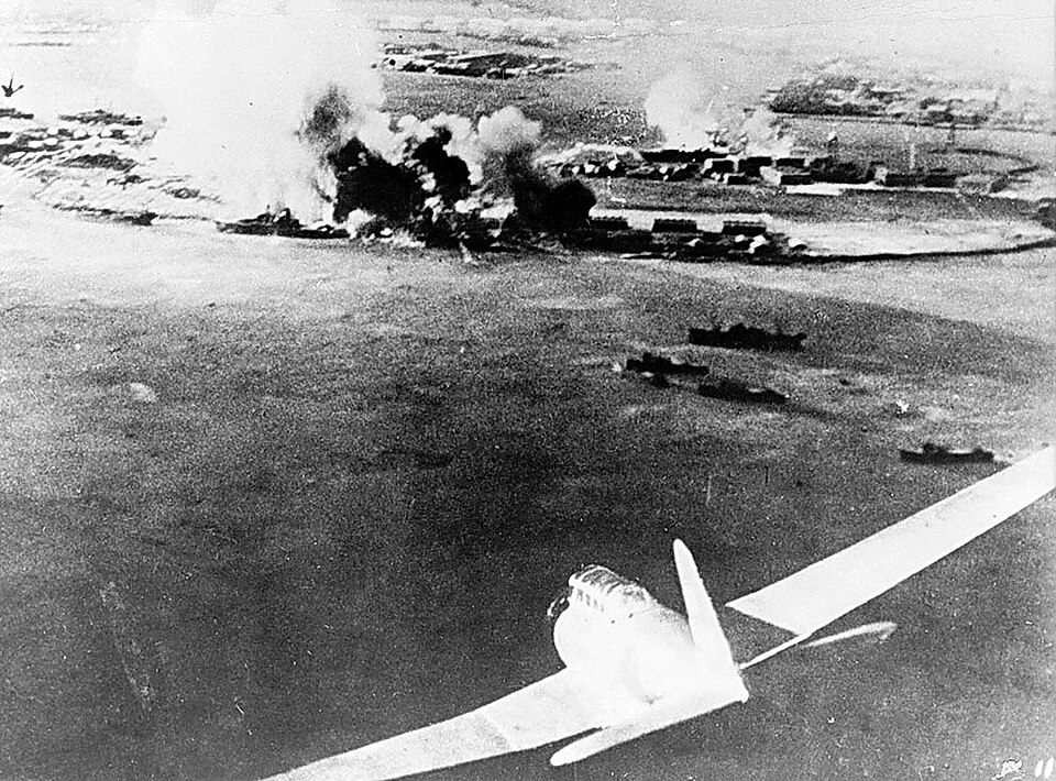 1941年12月7日、真珠湾攻撃（出典 Wikimedia commons）
