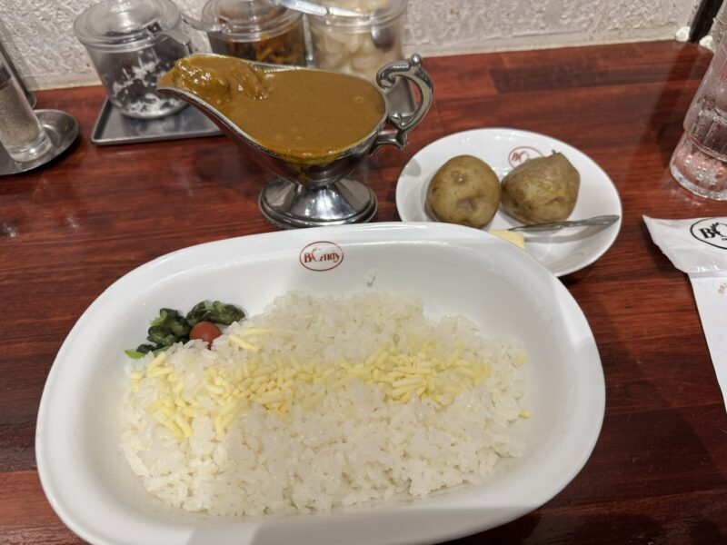 東京・神保町「ボンディ」のポテト付ビーフカレー(1800円)